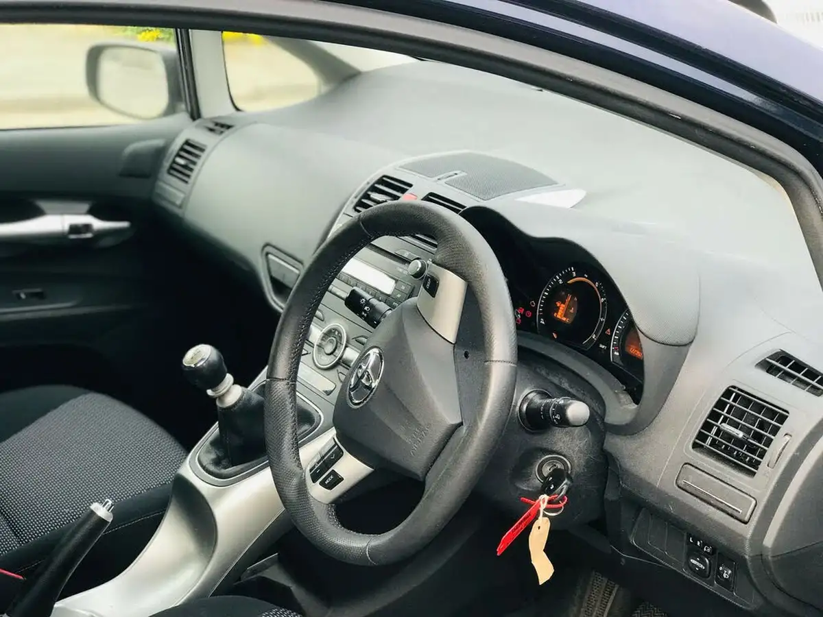 2010-toyota-auris-16-tr-v-matic-5d-big-12