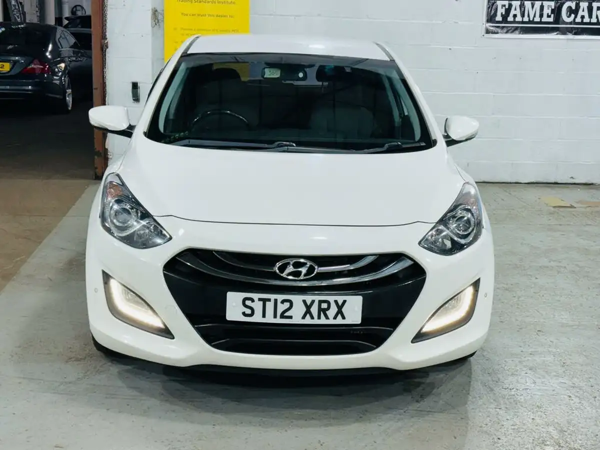 2012-hyundai-i30-16td-style-110ps-auto-big-1