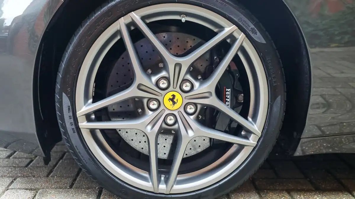 2017-ferrari-california-39-t-big-19