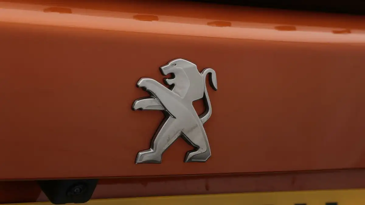 2022-peugeot-2008-suv-12-puretech-gt-big-21
