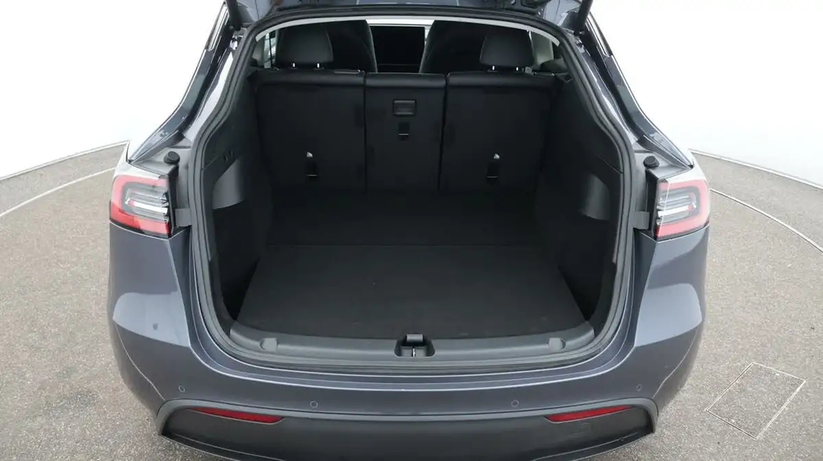 2022-tesla-model-y-e-long-range-big-17