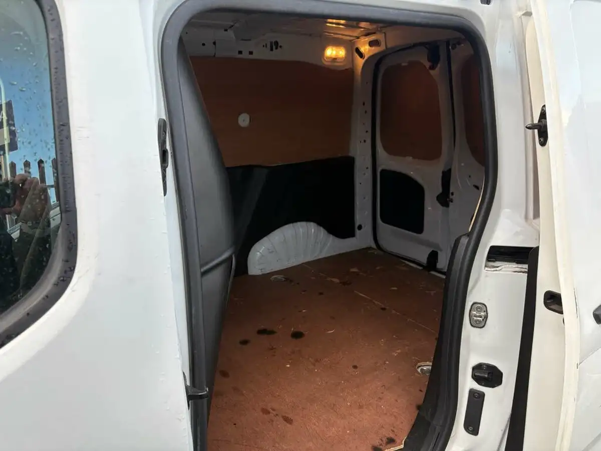 2020-peugeot-partner-15-bluehdi-1000-professional-100ps-eu6dt-panel-big-16