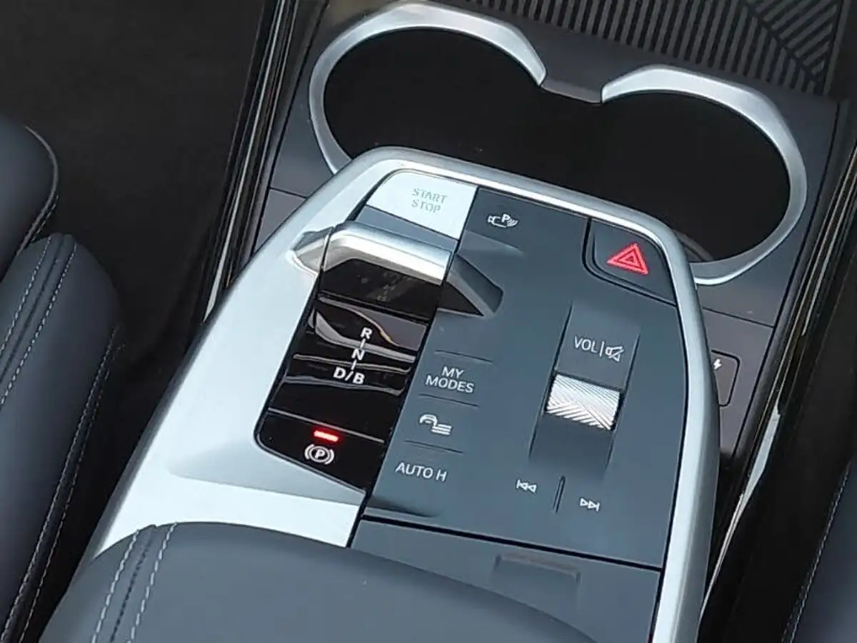 2023-bmw-ix1-e-xdrive30-xline-big-9