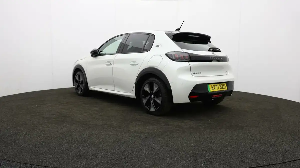2021-peugeot-208-e-gt-premium-big-4