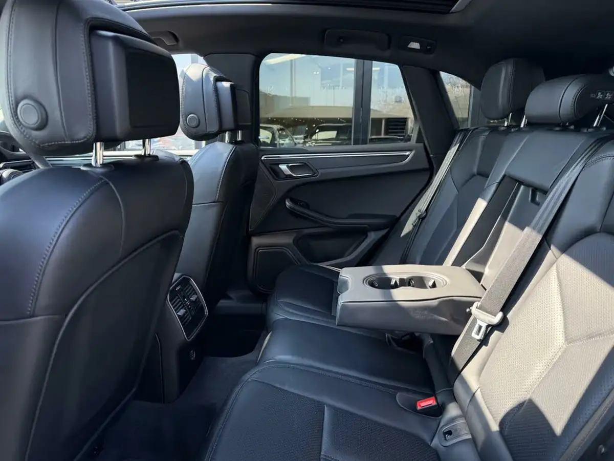 2018-porsche-macan-big-35