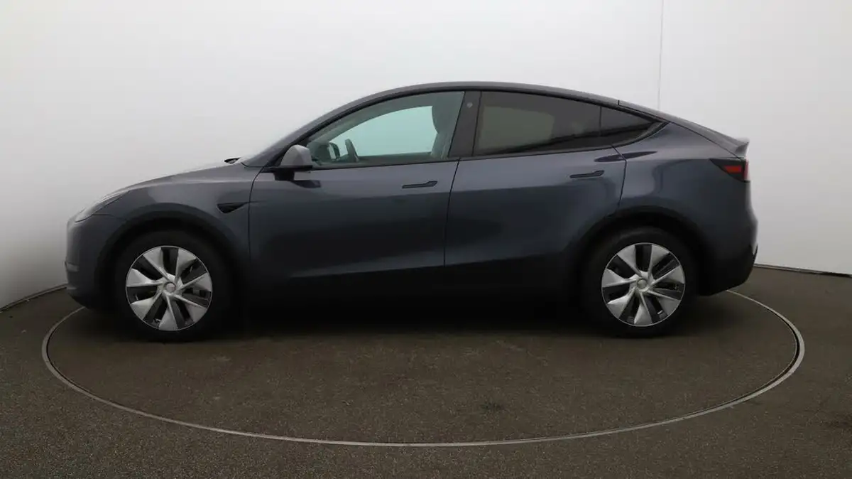 2022-tesla-model-y-e-long-range-big-4