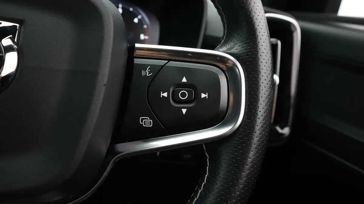 2018-volvo-xc40-20td-d4-r-design-big-26