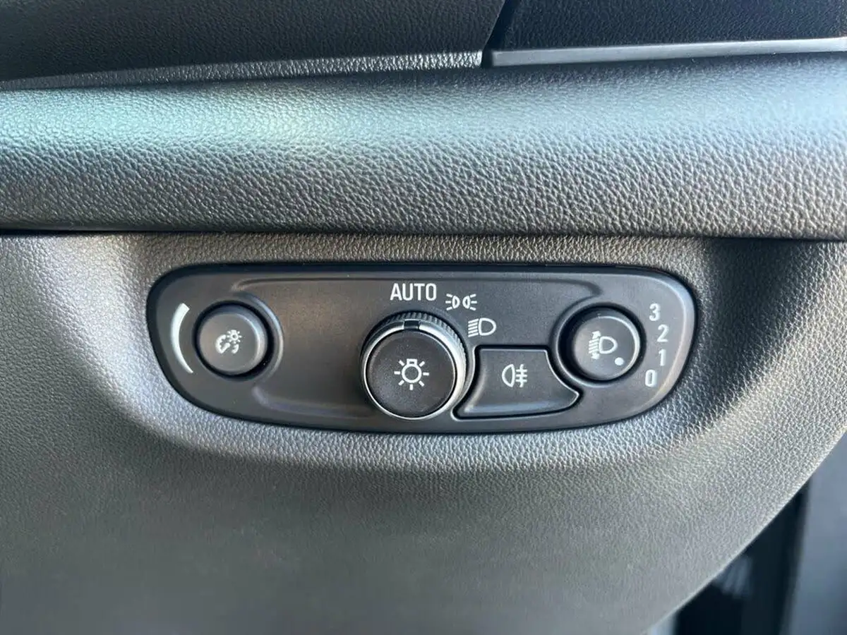 2018-vauxhall-insignia-grand-sport-16td-tech-line-nav-109ps-ecotec-big-25