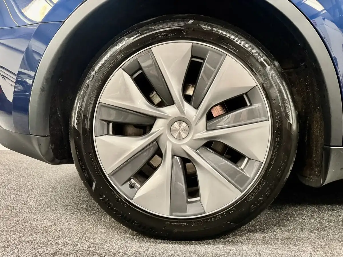 2023-tesla-model-y-e-long-range-big-11