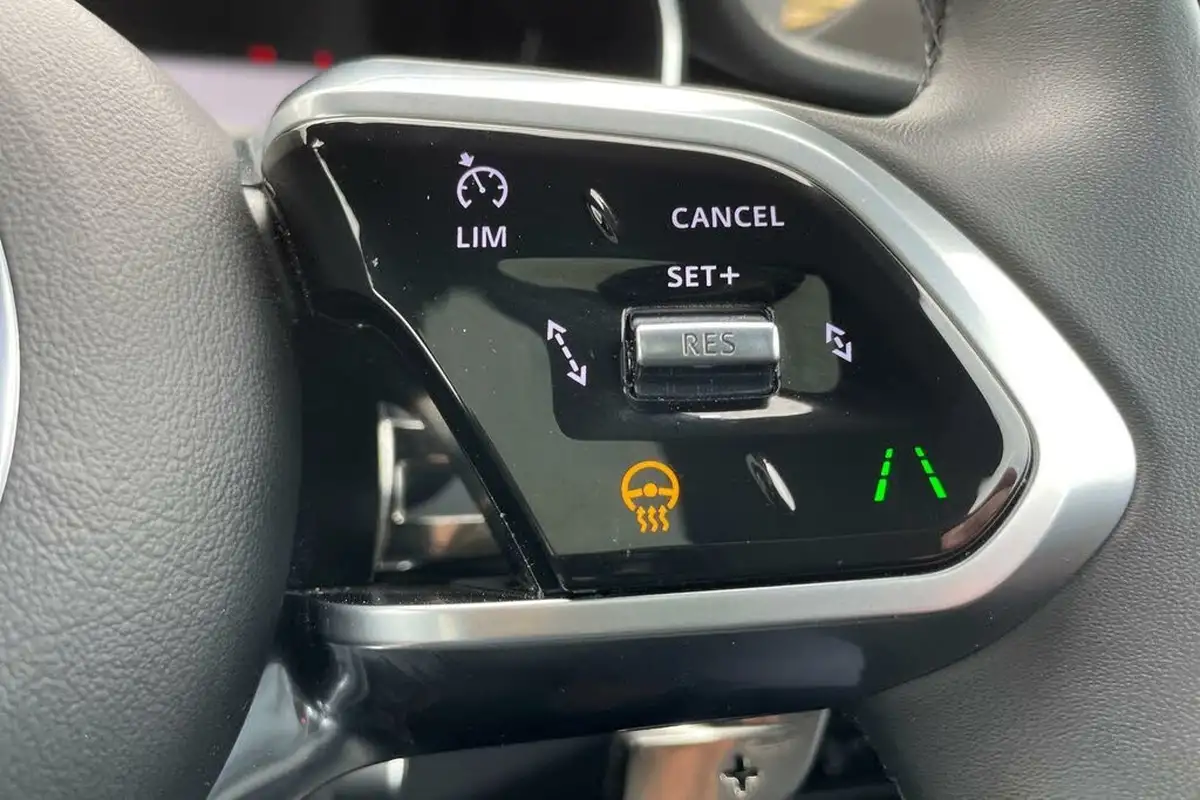 2024-jaguar-f-pace-20-d200-r-dynamic-hse-black-big-36