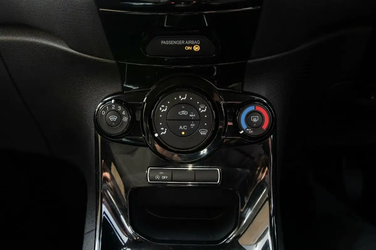 2016-ford-fiesta-10t-zetec-100ps-ecoboost-ss-3d-big-29