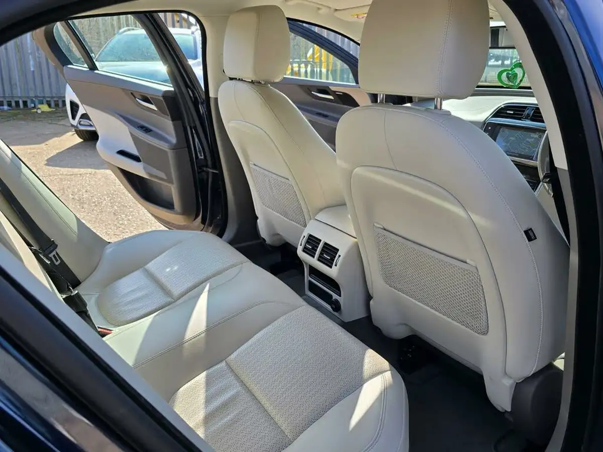 2015-jaguar-xe-20td-portfolio-163ps-auto-big-34