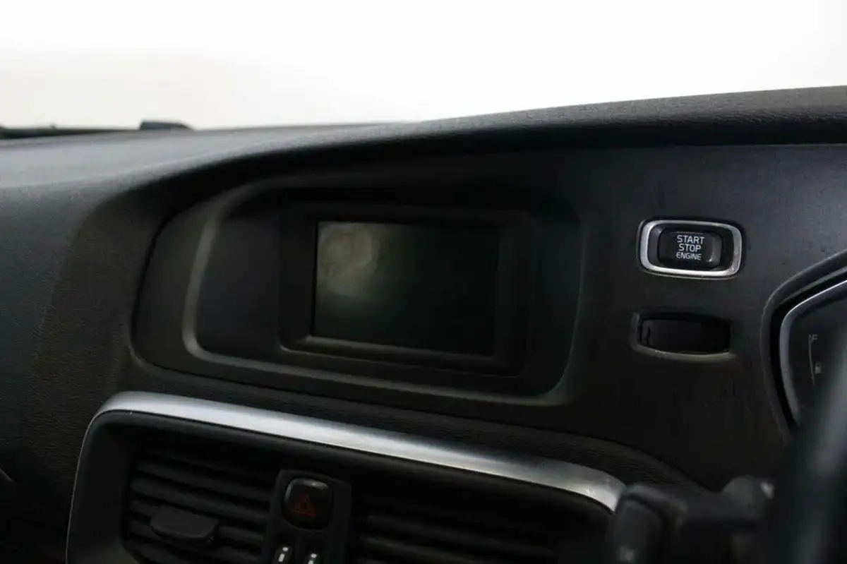 2013-volvo-v40-20td-d3-r-design-big-30