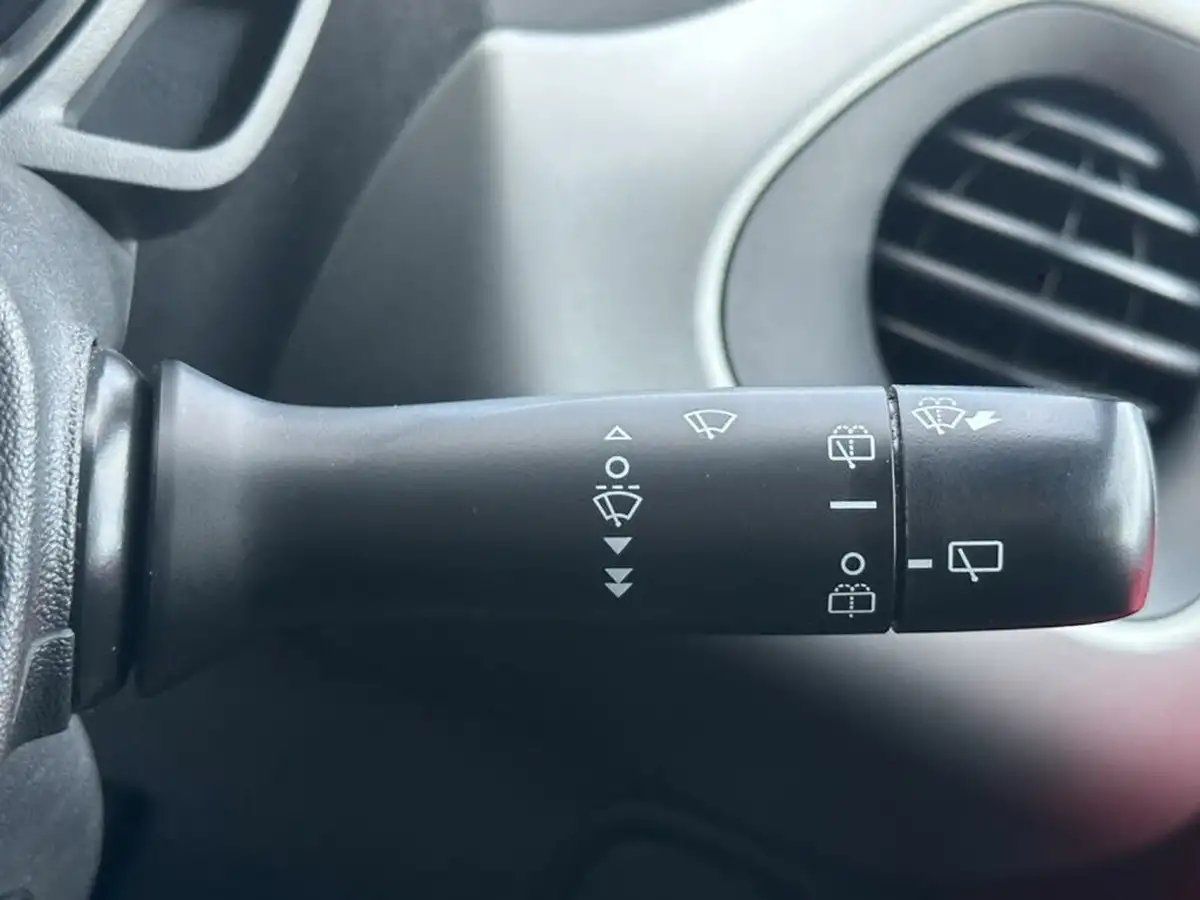 2017-peugeot-108-10-active-hatchback-3d-big-18