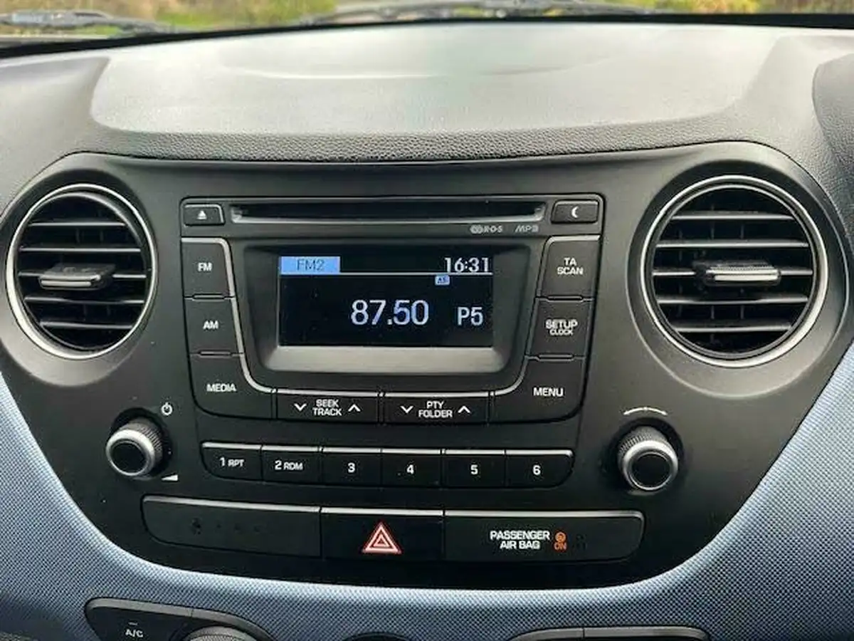 2015-hyundai-i10-12-se-auto-big-15