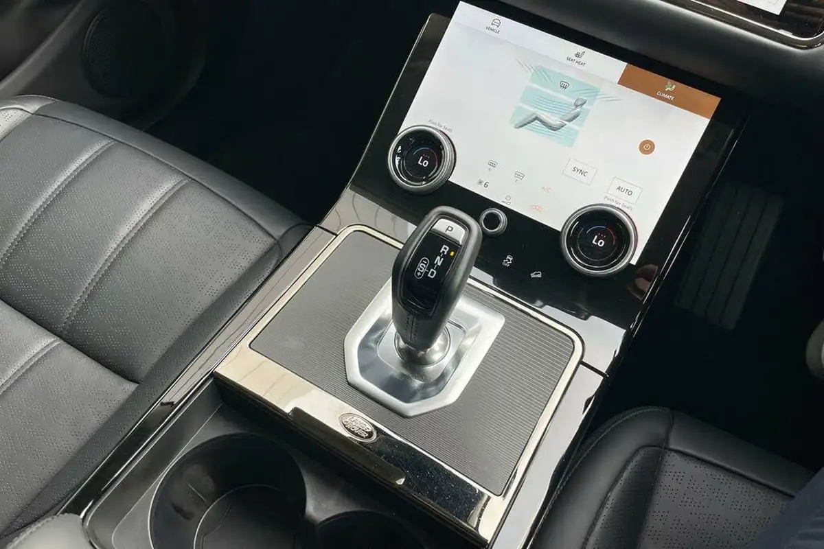 2023-land-rover-range-rover-evoque-15-p300e-r-dynamic-hse-big-39