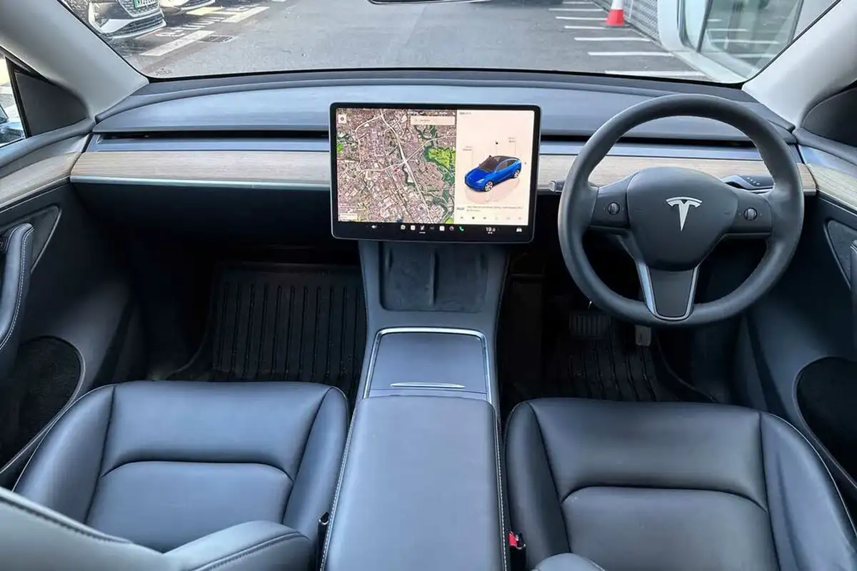 2022-tesla-model-y-e-long-range-big-11