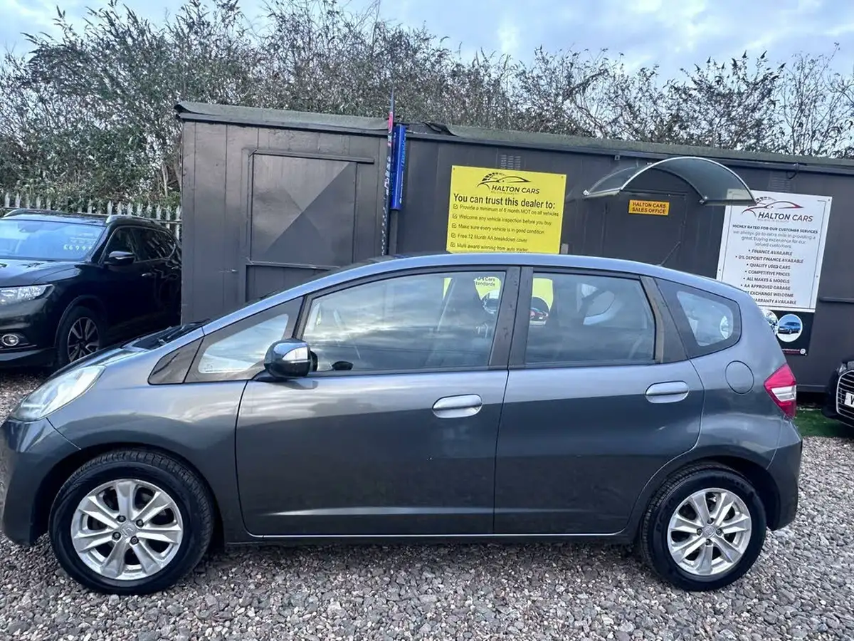 2013-honda-jazz-14-es-cvt-big-4