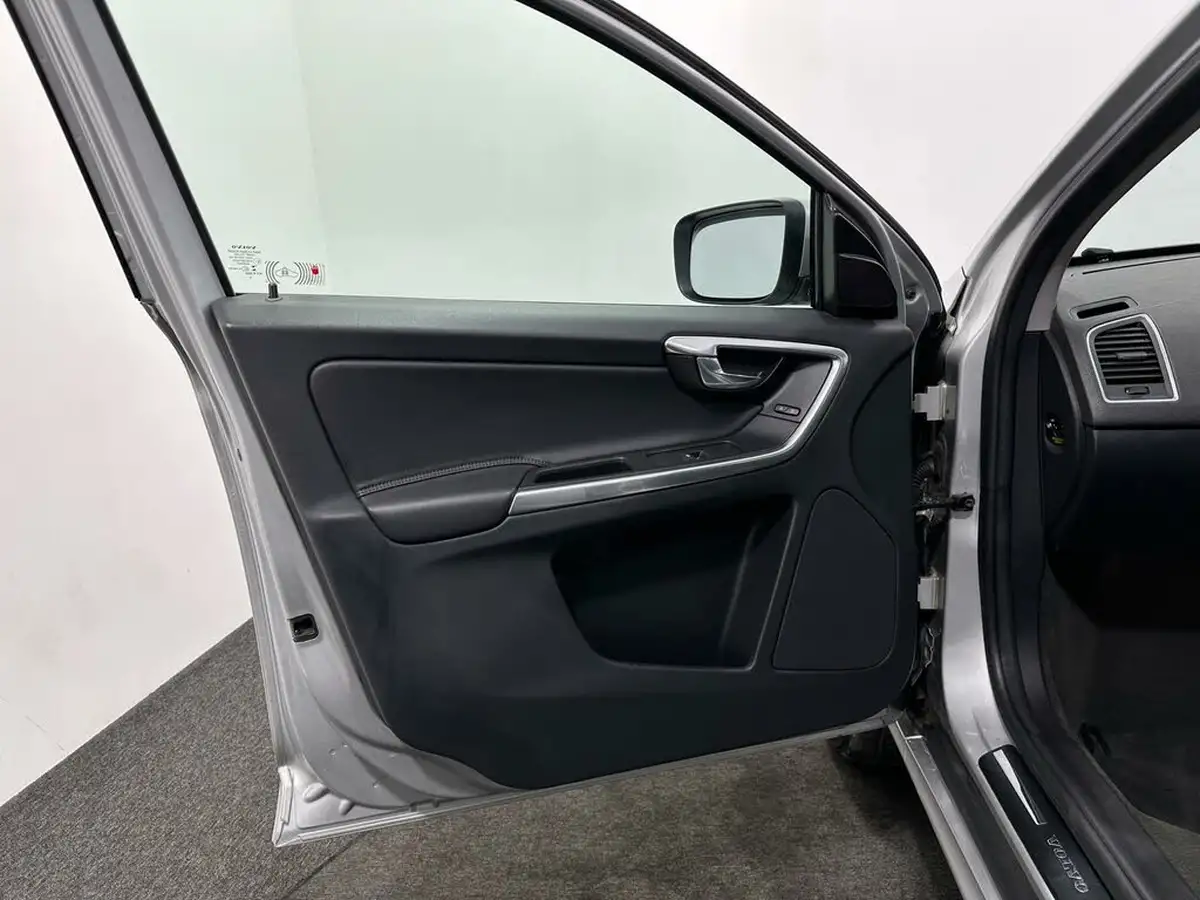 2016-volvo-xc60-24td-d4-se-nav-geartronic-big-31