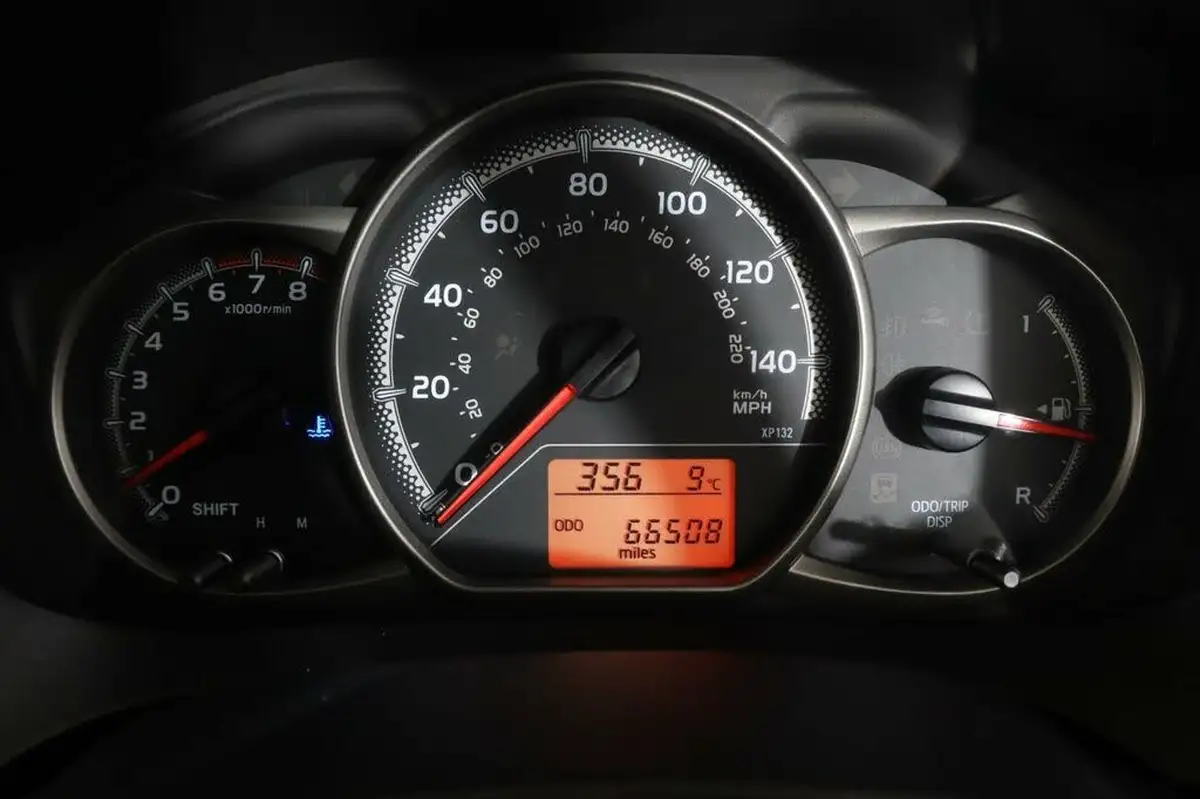 2016-toyota-yaris-133-orange-edition-big-17
