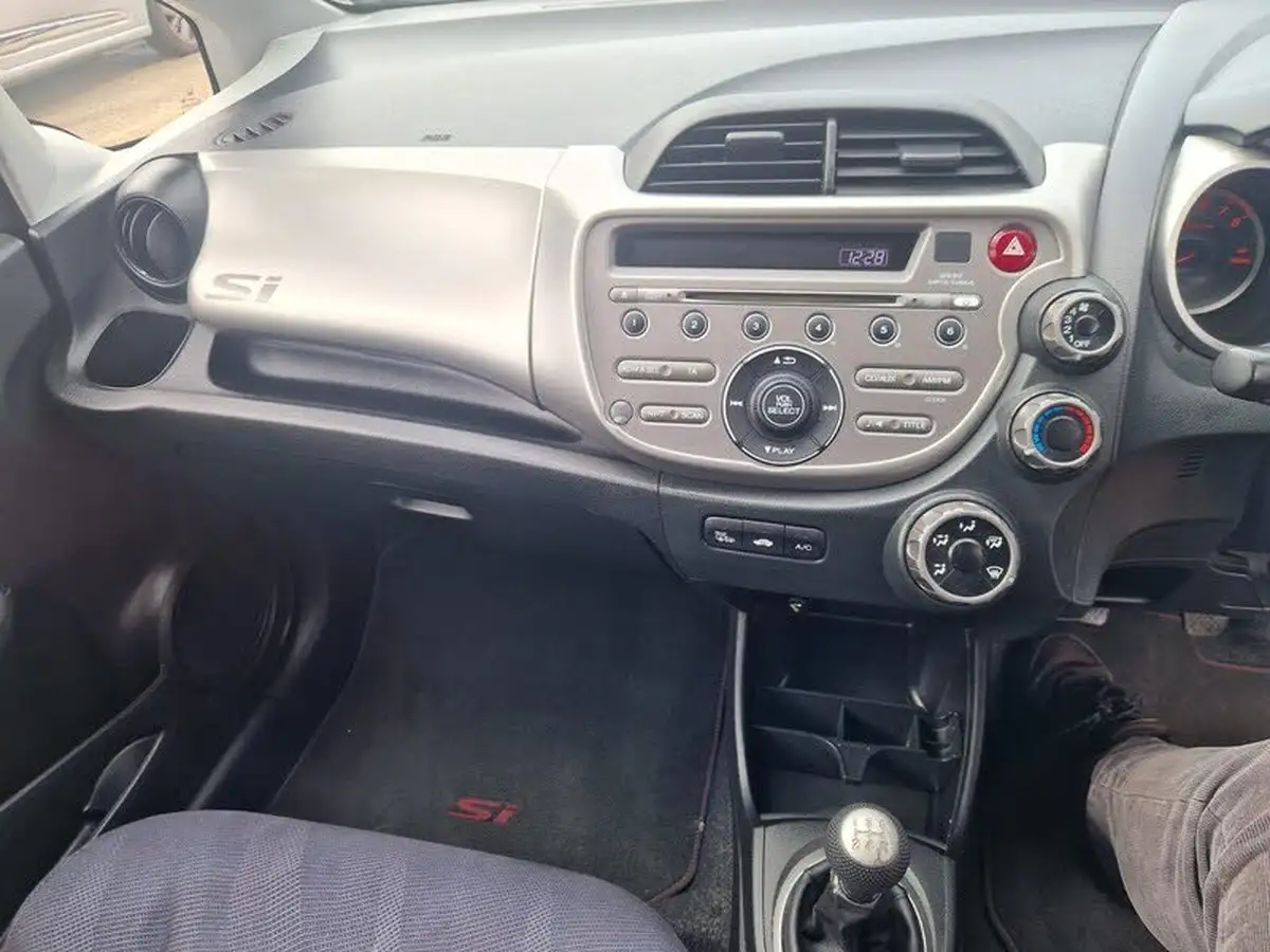 2010-honda-jazz-14-si-big-13