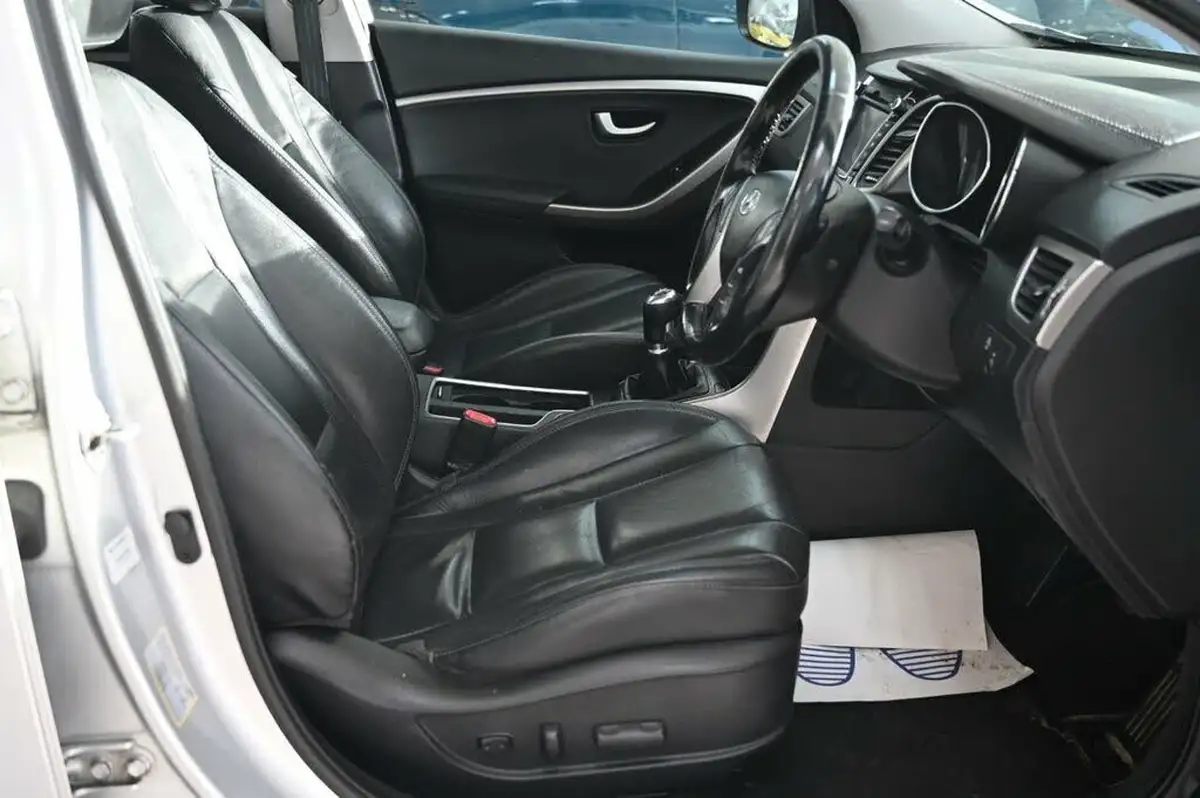 2015-hyundai-i30-16crdi-premium-136ps-blue-drive-hatchback-big-16