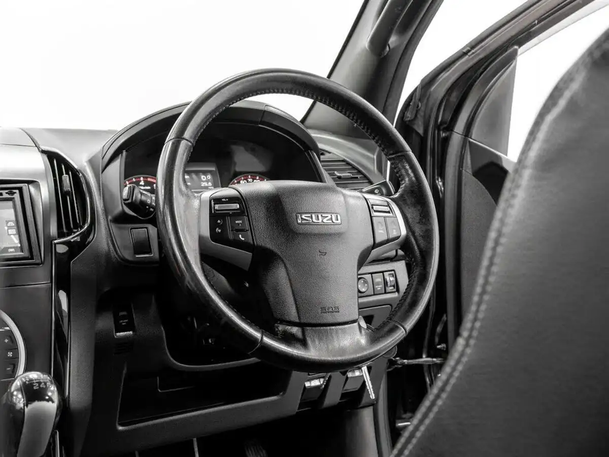 2015-isuzu-d-max-25td-venetian-red-blade-big-16