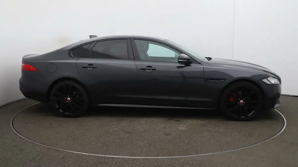2017-jaguar-xf-30-s-big-40