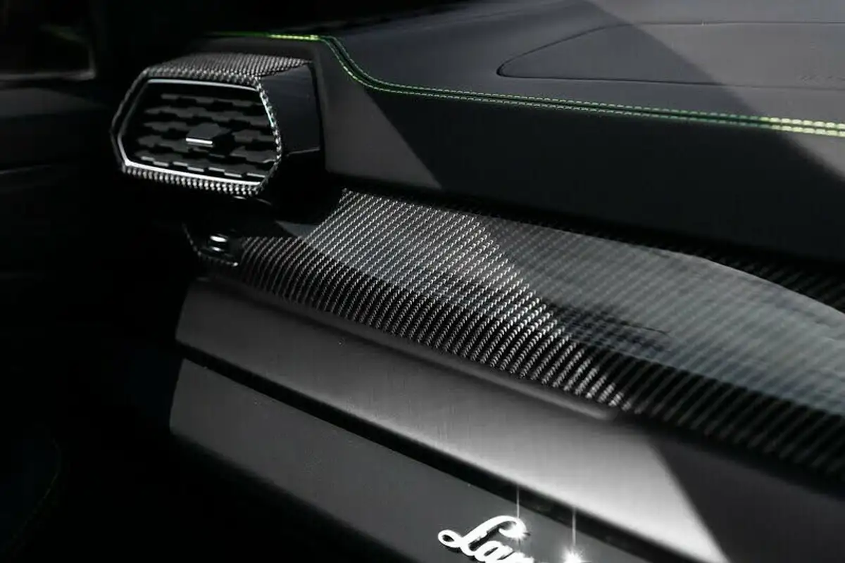 2021-lamborghini-urus-40-no-trim-big-31