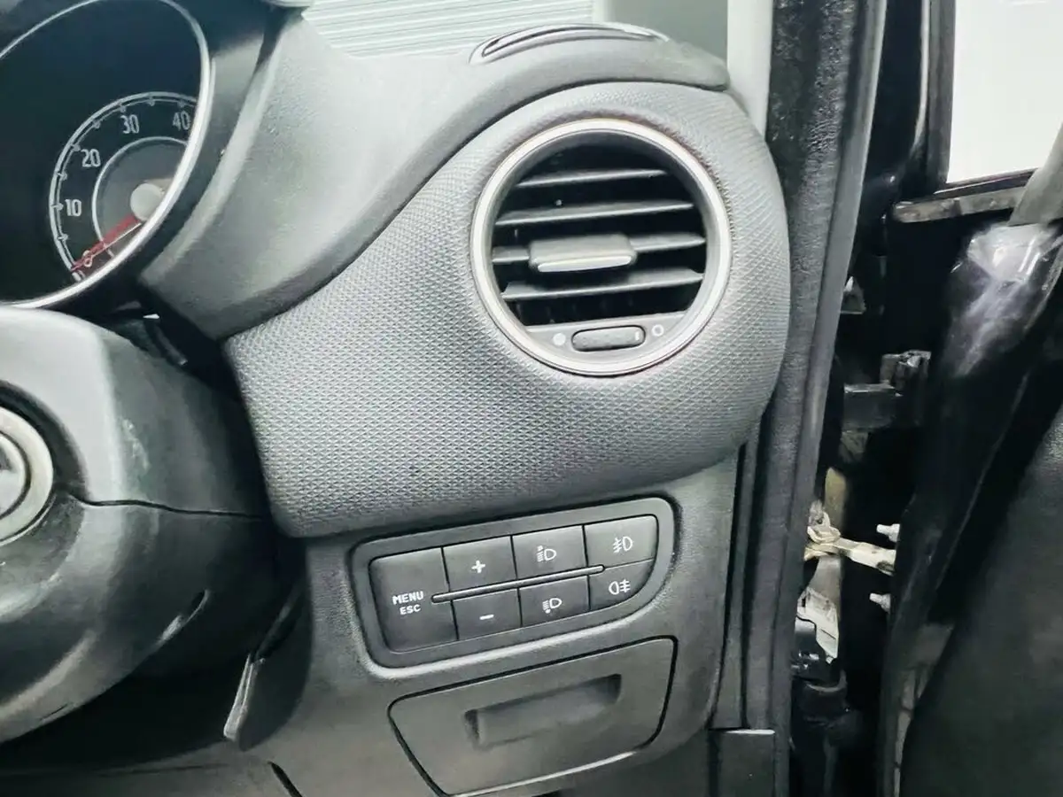 2012-fiat-punto-14-easy-8v-77bhp-brio-3d-big-13