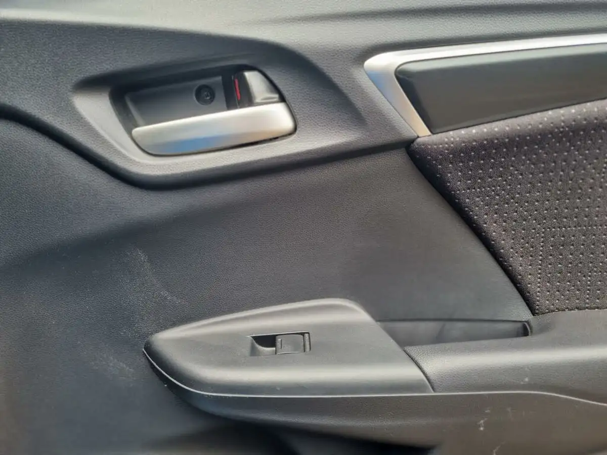 2014-honda-fit-hybrid-big-31