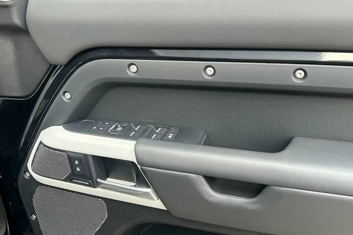 2023-land-rover-110-defender-30-d300-x-dynamic-hse-big-47