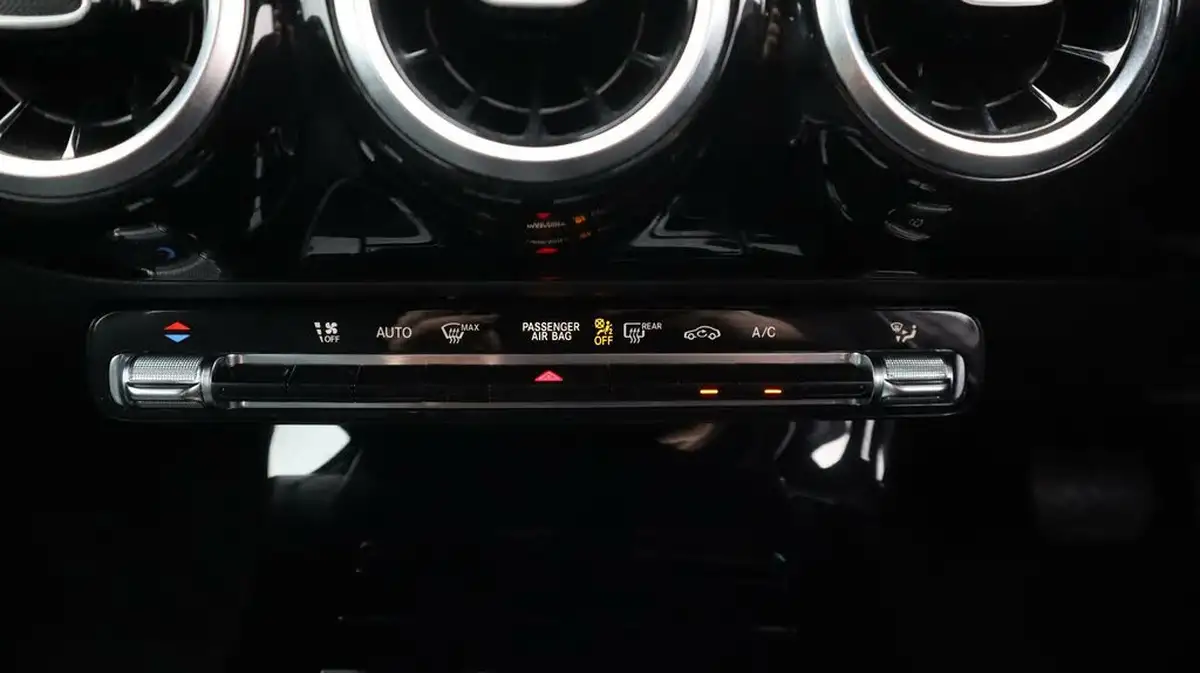 2021-mercedes-benz-a-class-15d-a180d-se-7g-dct-big-12