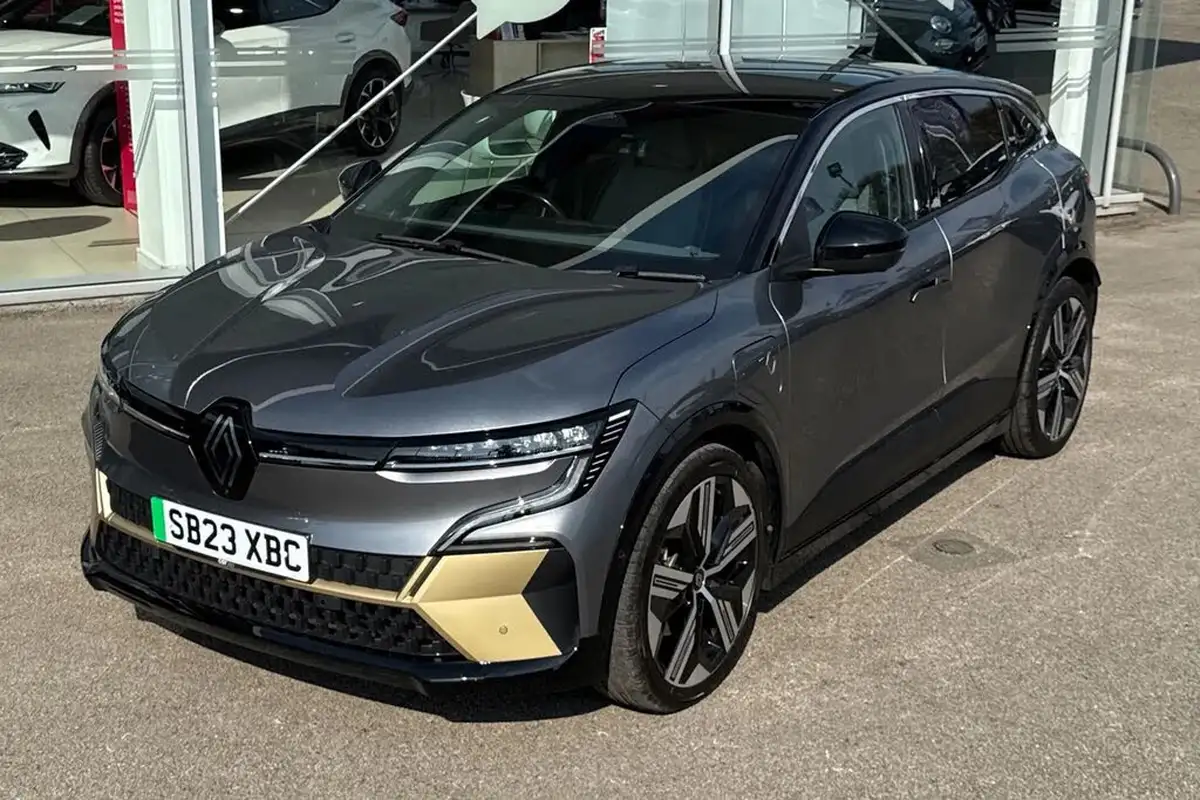 2023-renault-megane-e-tech-e-iconic-big-24
