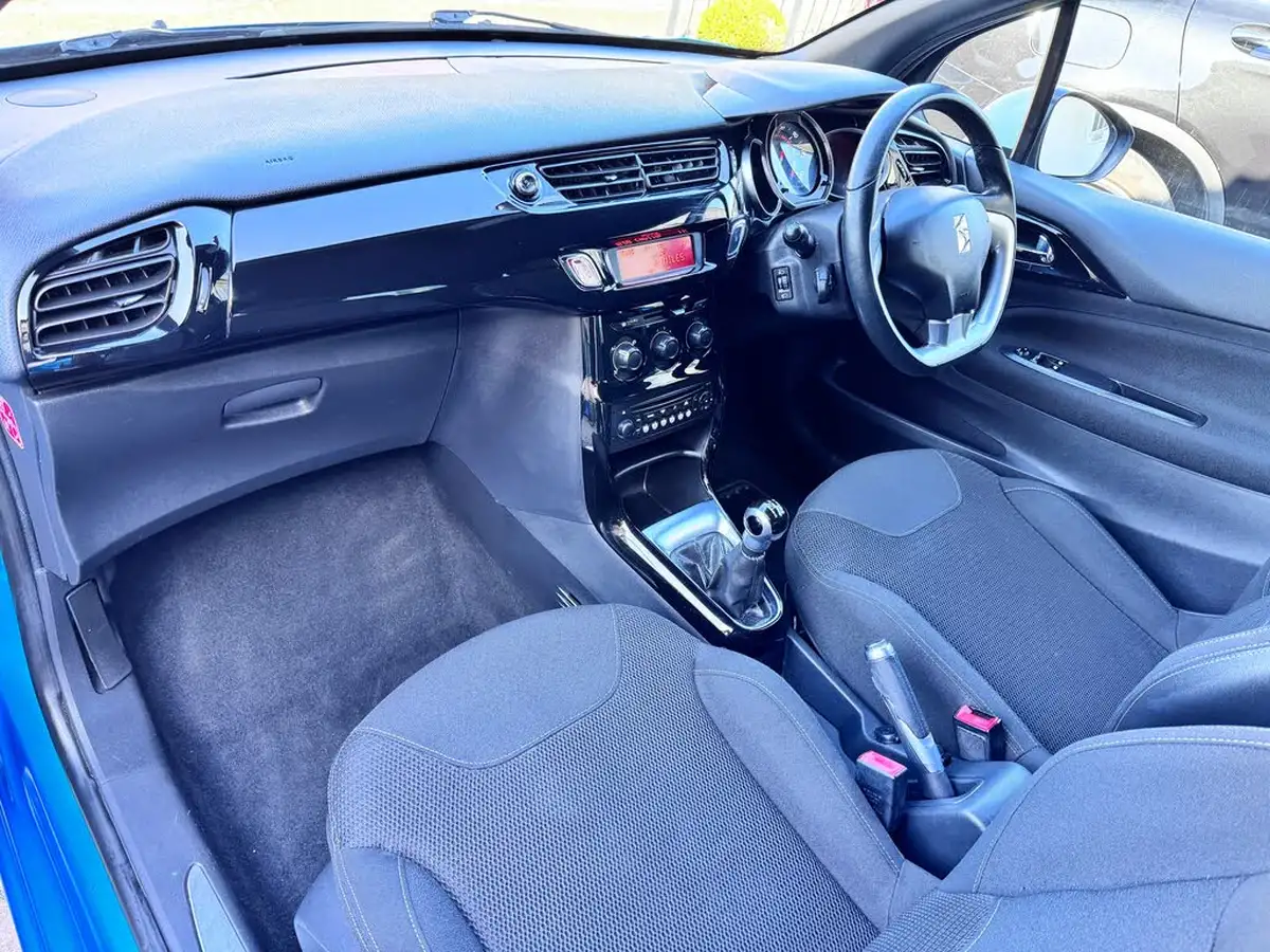 2012-citroen-ds3-16-dstyle-big-30