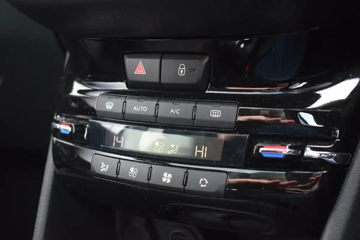 2019-peugeot-208-12-puretech-tech-edition-82bhp-big-19