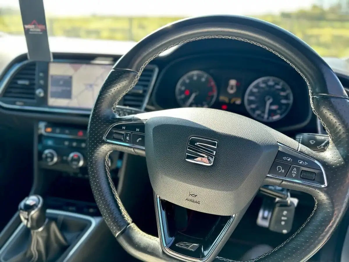 2017-seat-leon-20-tsi-cupra-300-hatchback-5d-big-32