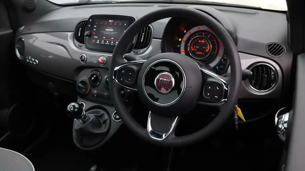 2021-fiat-500-10-lounge-big-9