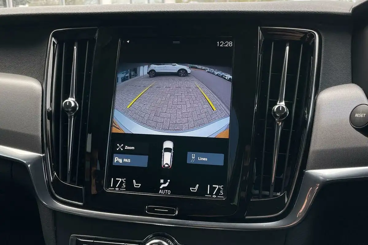 2021-volvo-v90-20td-b4-momentum-big-3