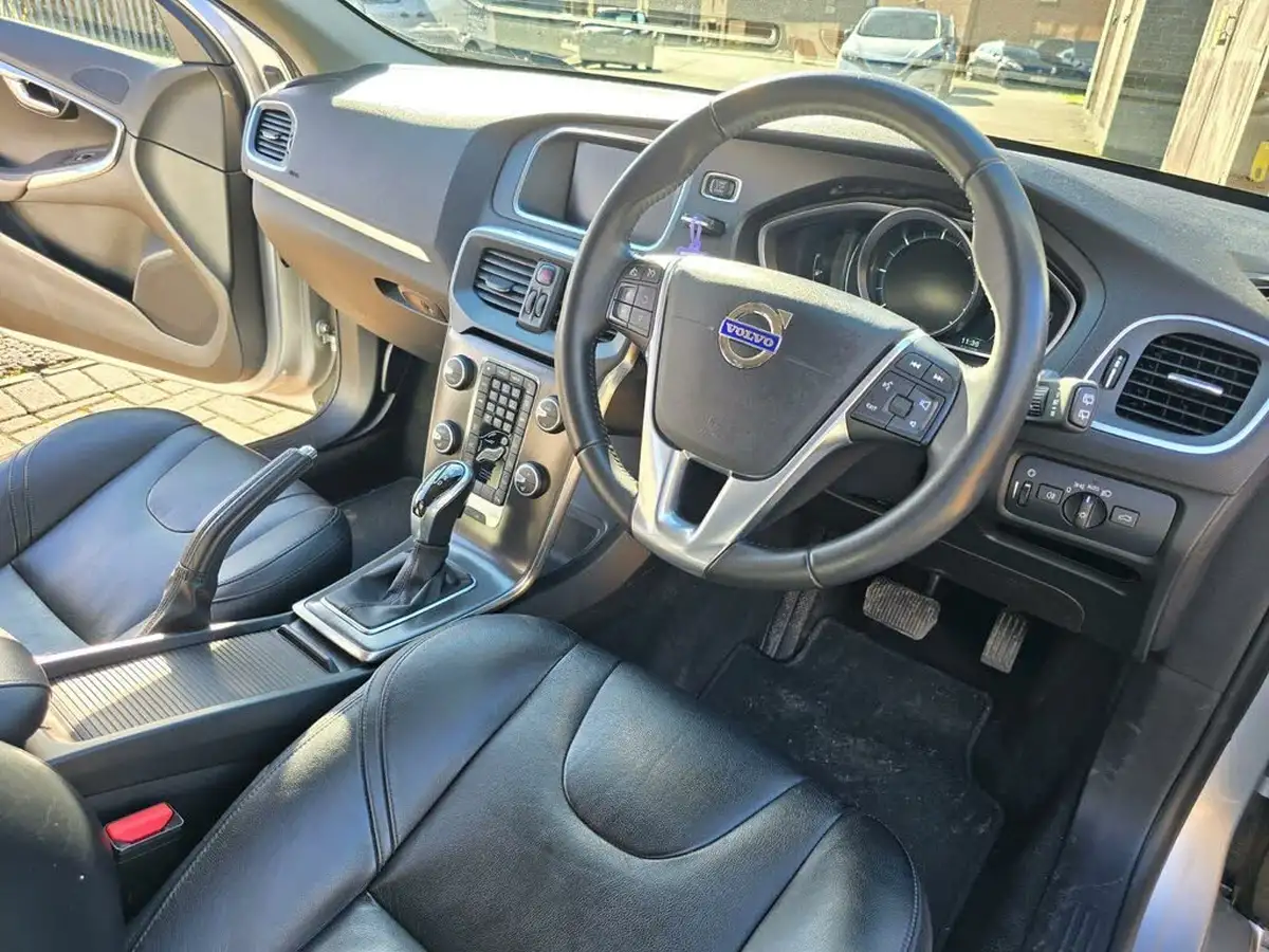 2015-volvo-v40-20td-d4-se-lux-geartronic-big-15