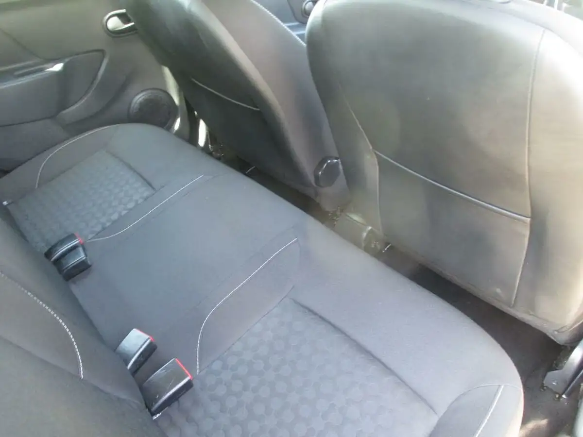 2013-dacia-sandero-12-laureate-big-21