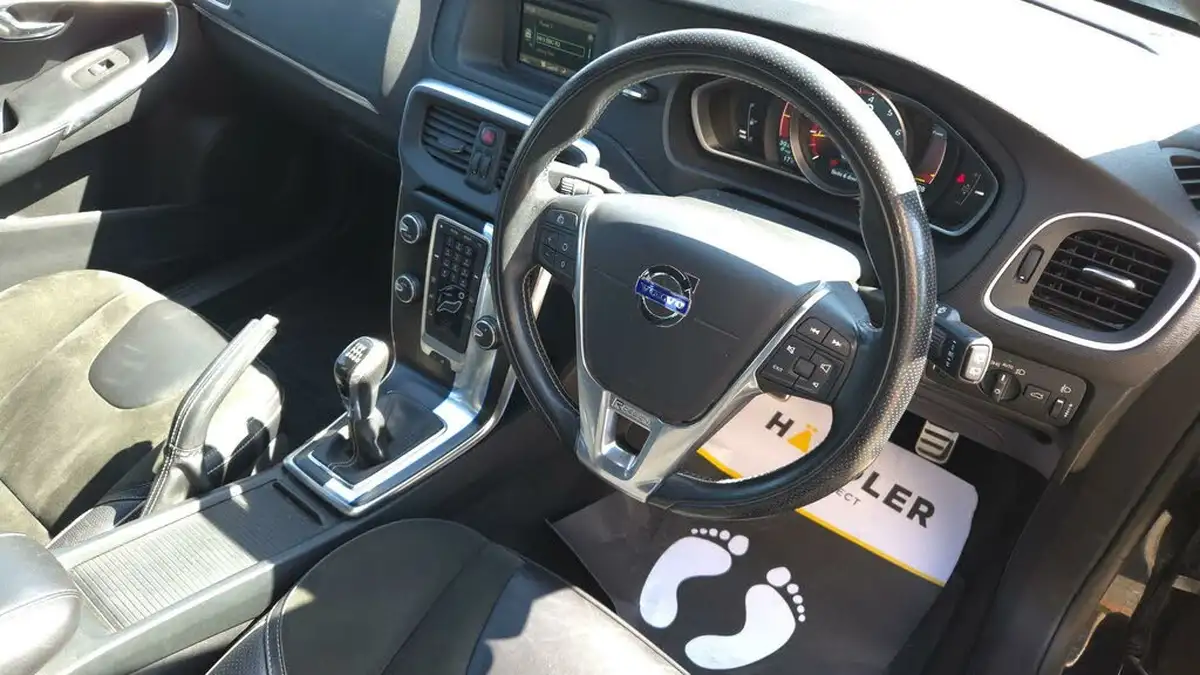 2016-volvo-v40-20-t2-r-design-big-16