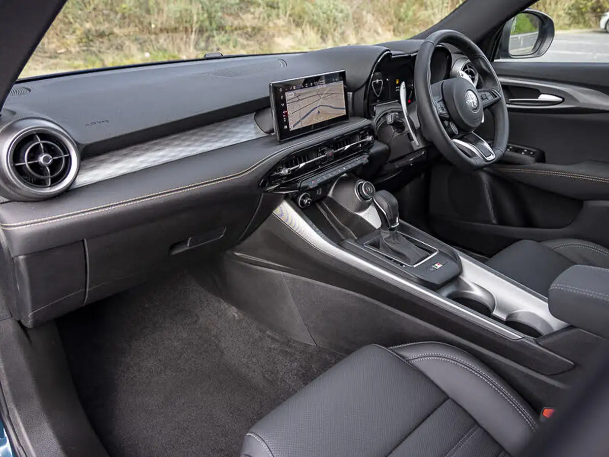 2025-alfa-romeo-tonale-15-veloce-big-16