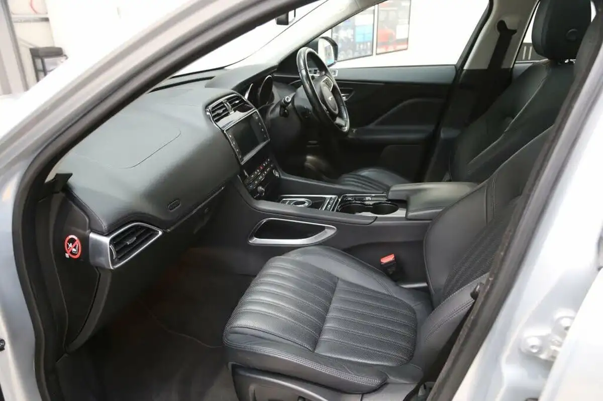 2016-jaguar-f-pace-20-i4d-portfolio-awd-auto-big-9