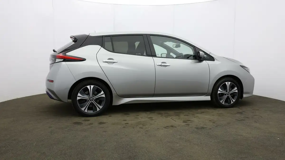2021-nissan-leaf-e-tekna-big-47
