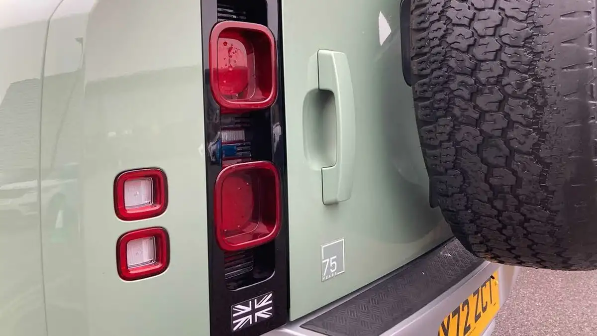 2023-land-rover-110-defender-30-d300-75th-edition-big-18