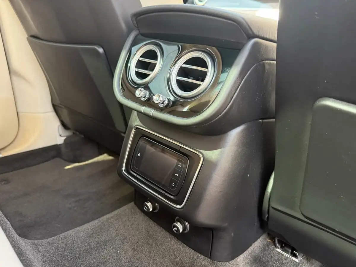 2016-bentley-bentayga-60-w12-big-18