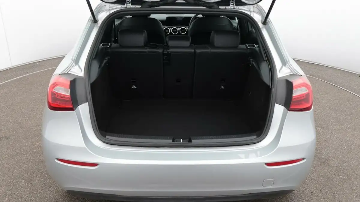 2021-mercedes-benz-a-class-13-a180-se-big-17