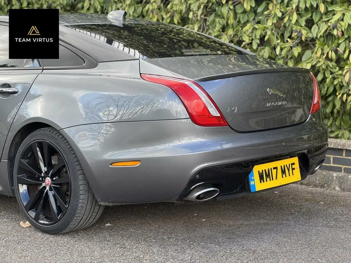 2017-jaguar-xj-series-30-xj-r-sport-big-11