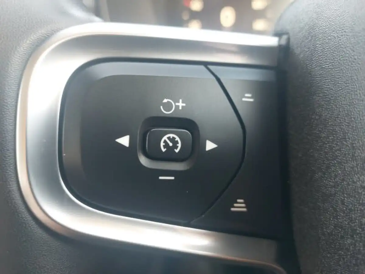 2022-volvo-xc40-15-t4-inscription-expression-big-12